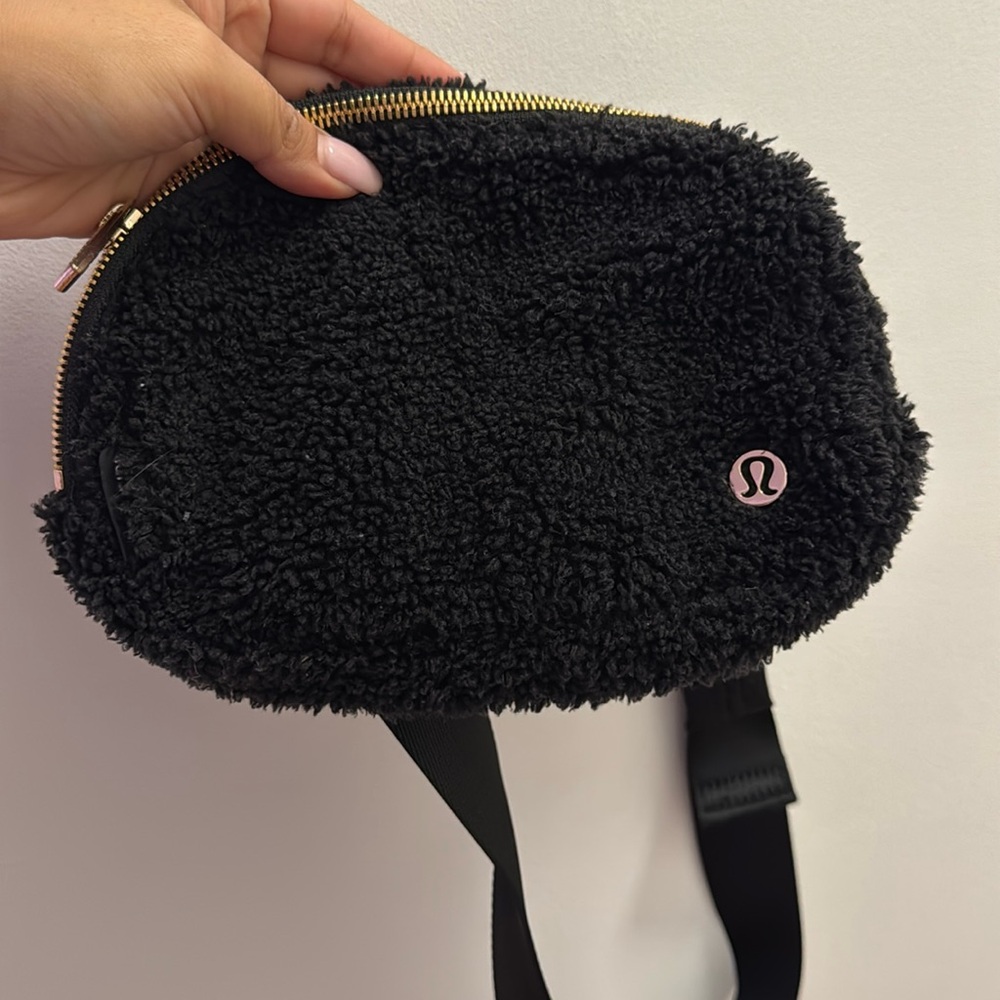 Lululemon Sherpa belt bag